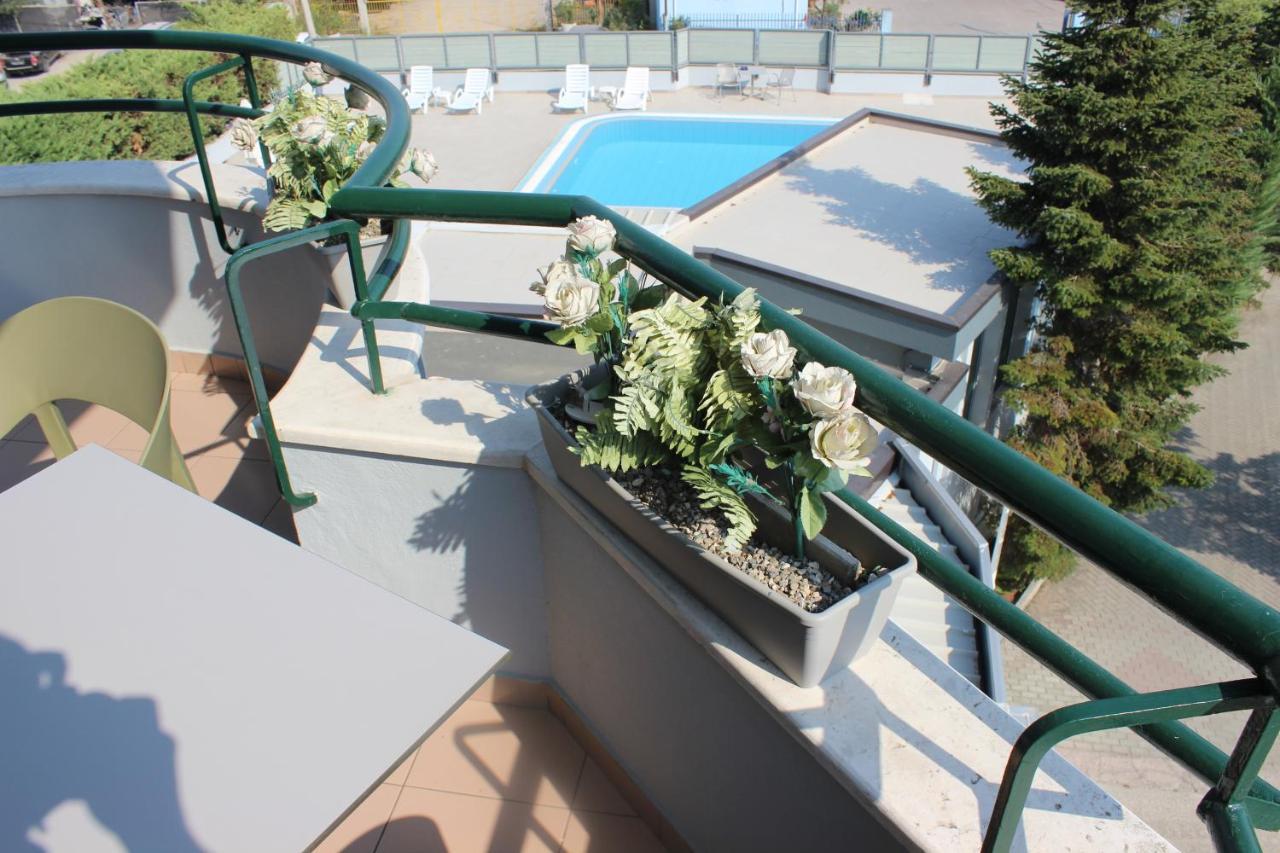 Luander Hotel Tiranë Bilik gambar