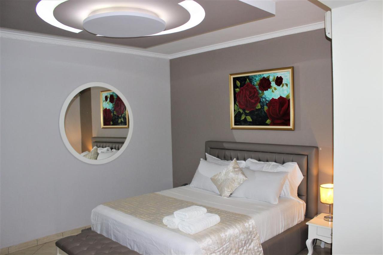 Luander Hotel Tiranë Bilik gambar