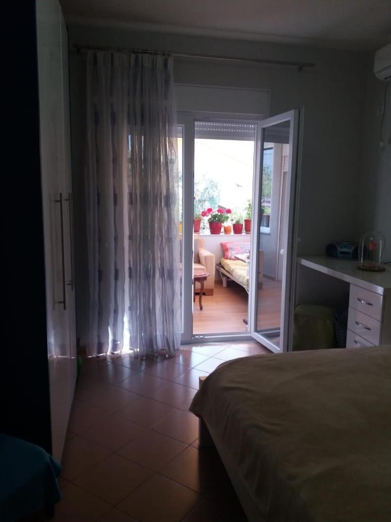 Luander Hotel Tiranë Bilik gambar