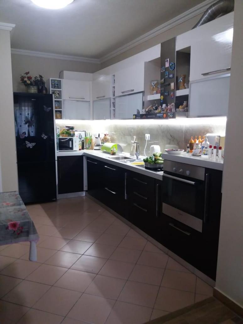 Luander Hotel Tiranë Bilik gambar