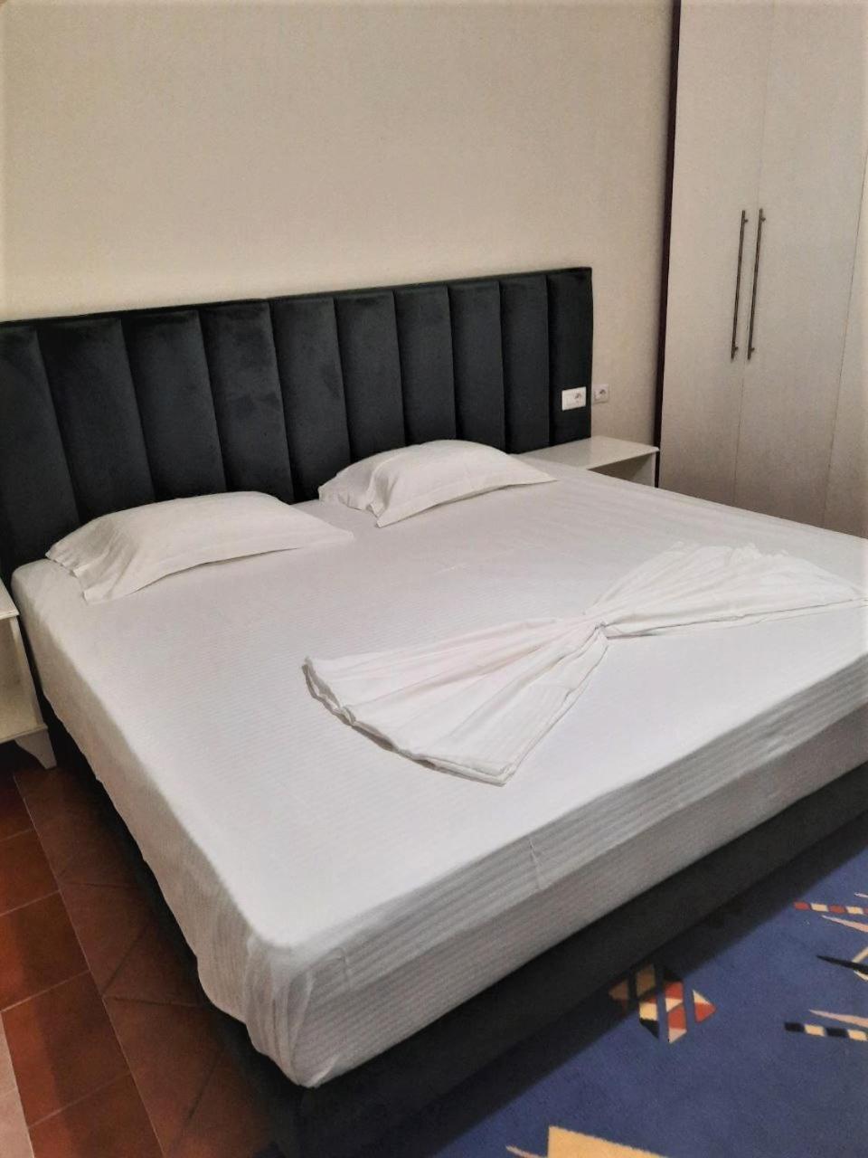 Luander Hotel Tiranë Bilik gambar