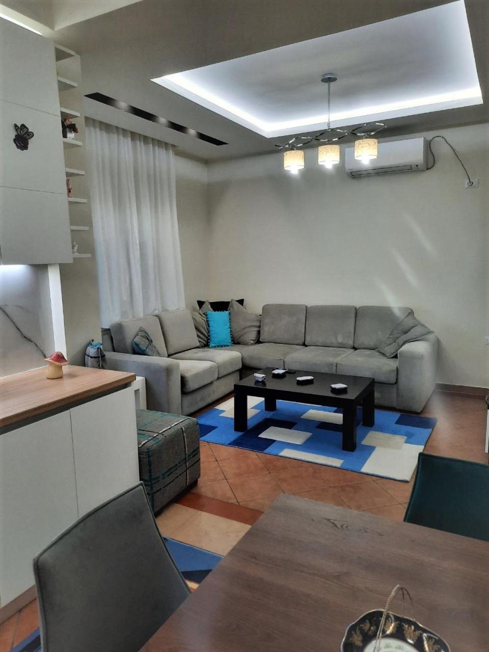 Luander Hotel Tiranë Bilik gambar