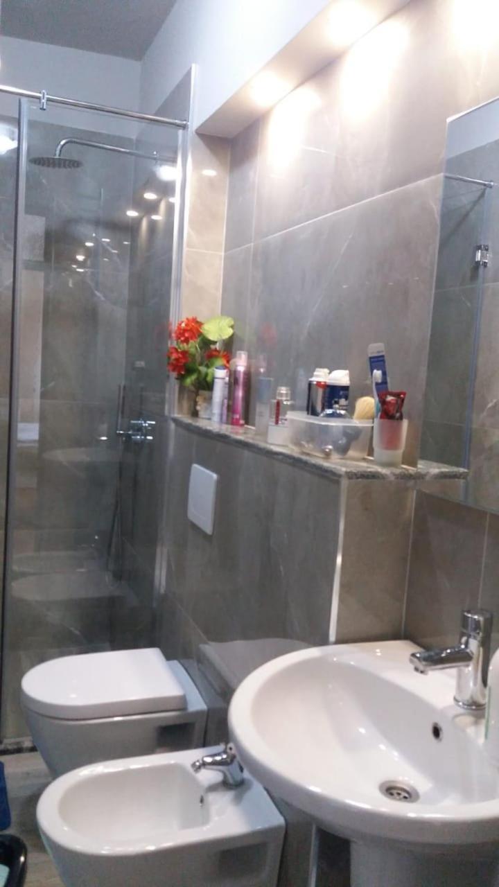 Luander Hotel Tiranë Bilik gambar