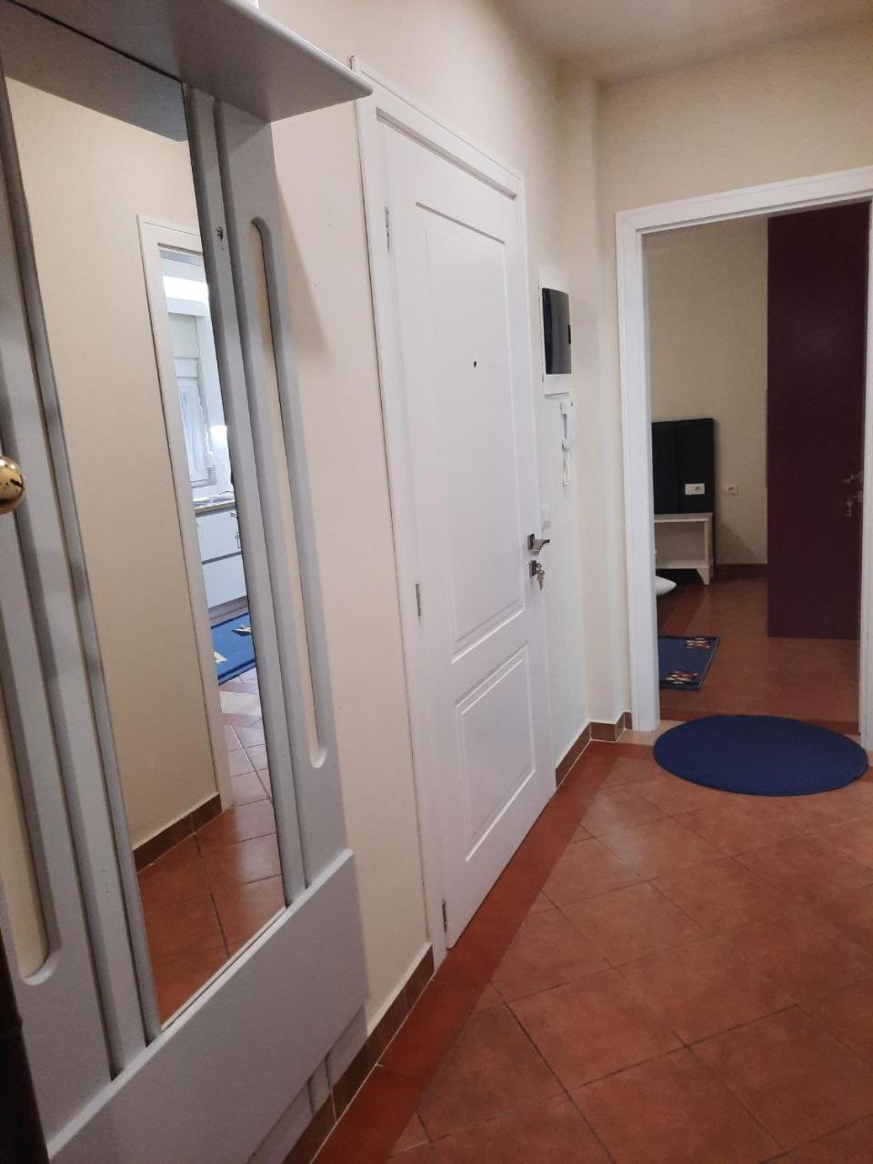 Luander Hotel Tiranë Bilik gambar