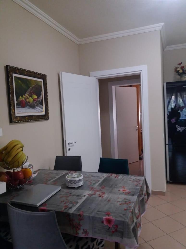 Luander Hotel Tiranë Bilik gambar