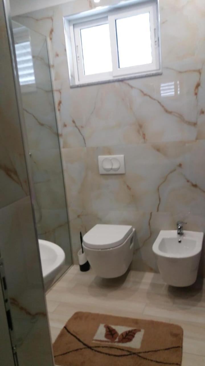 Luander Hotel Tiranë Bilik gambar