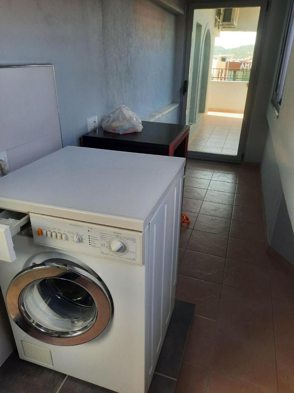 Luander Hotel Tiranë Bilik gambar