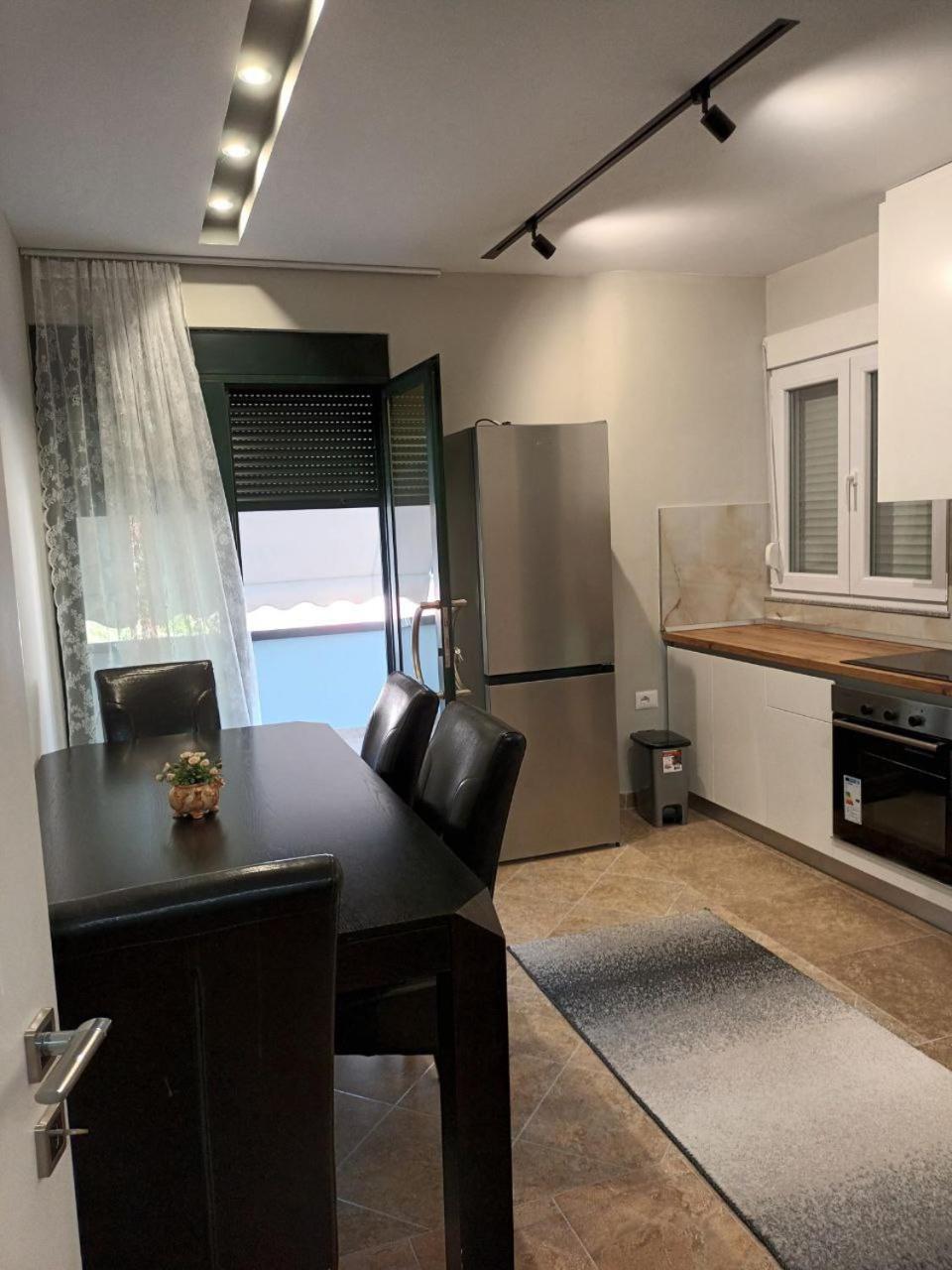 Luander Hotel Tiranë Bilik gambar