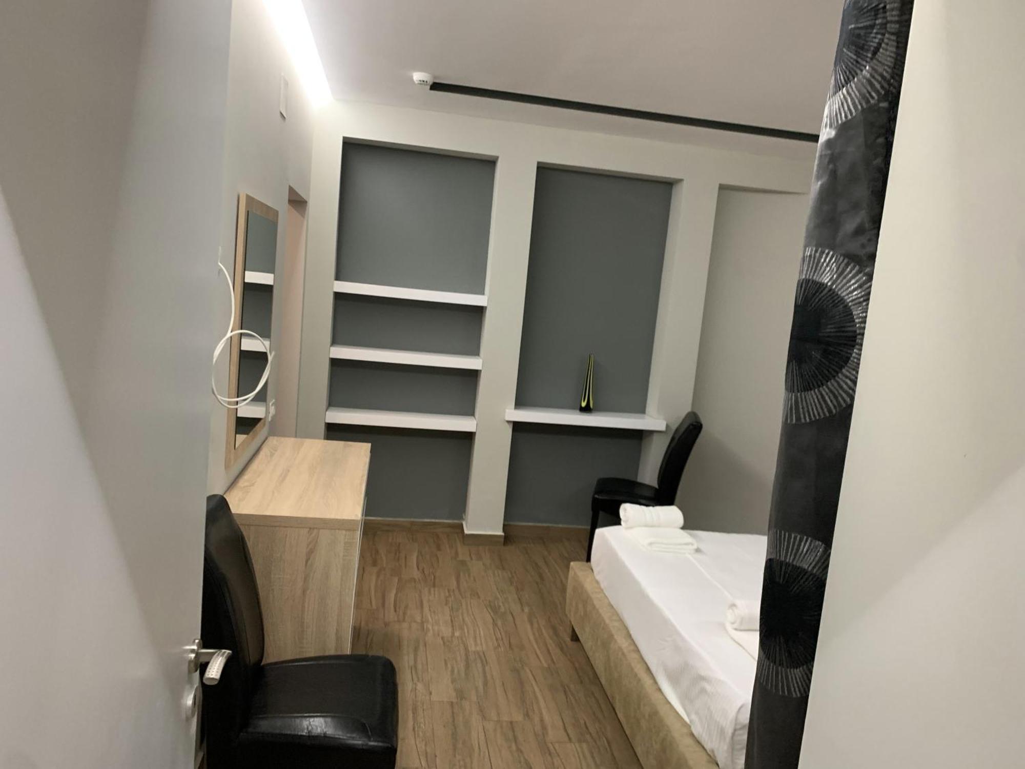 Luander Hotel Tiranë Bilik gambar