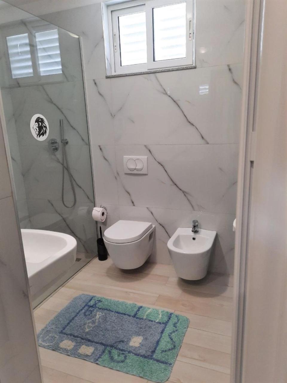 Luander Hotel Tiranë Bilik gambar