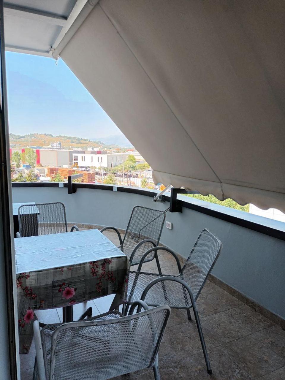 Luander Hotel Tiranë Bilik gambar