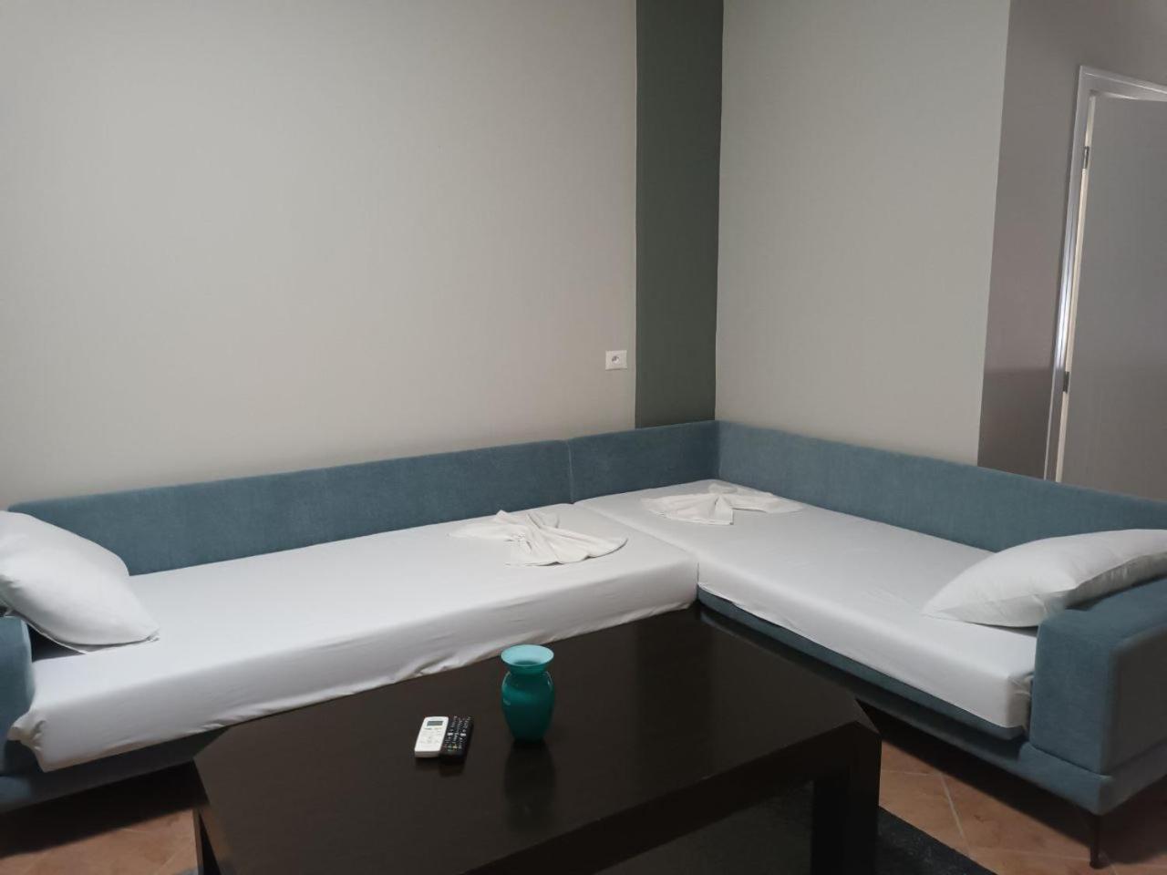 Luander Hotel Tiranë Bilik gambar