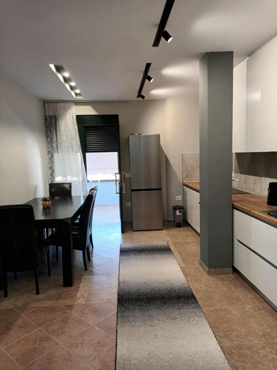 Luander Hotel Tiranë Bilik gambar