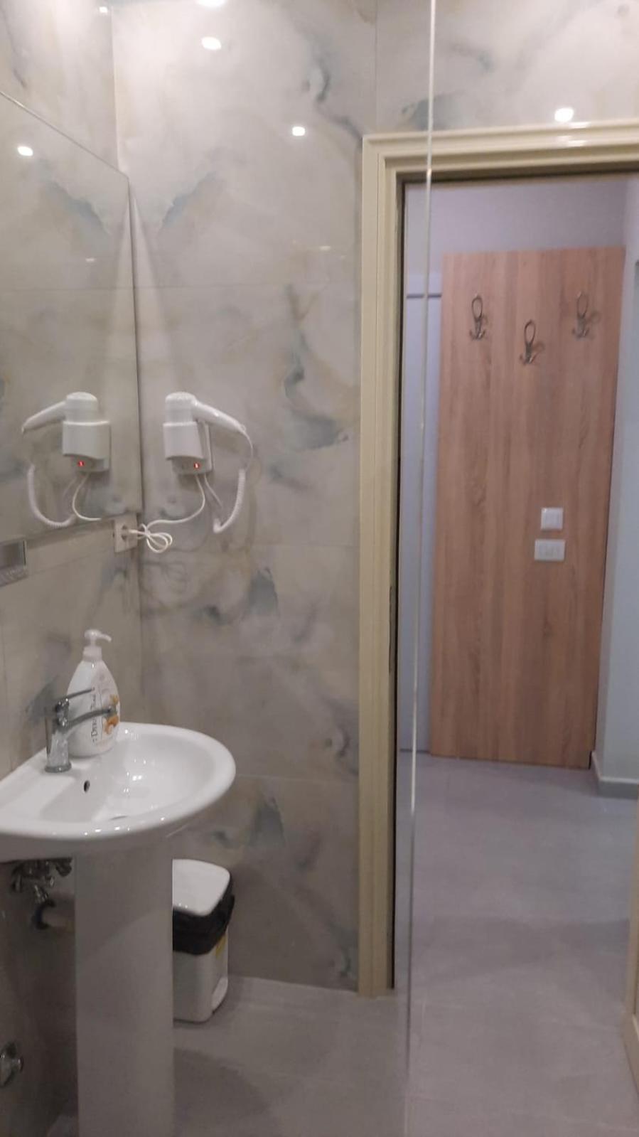 Luander Hotel Tiranë Bilik gambar