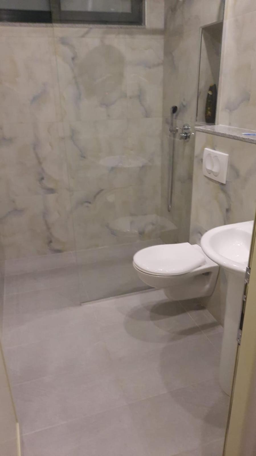Luander Hotel Tiranë Bilik gambar