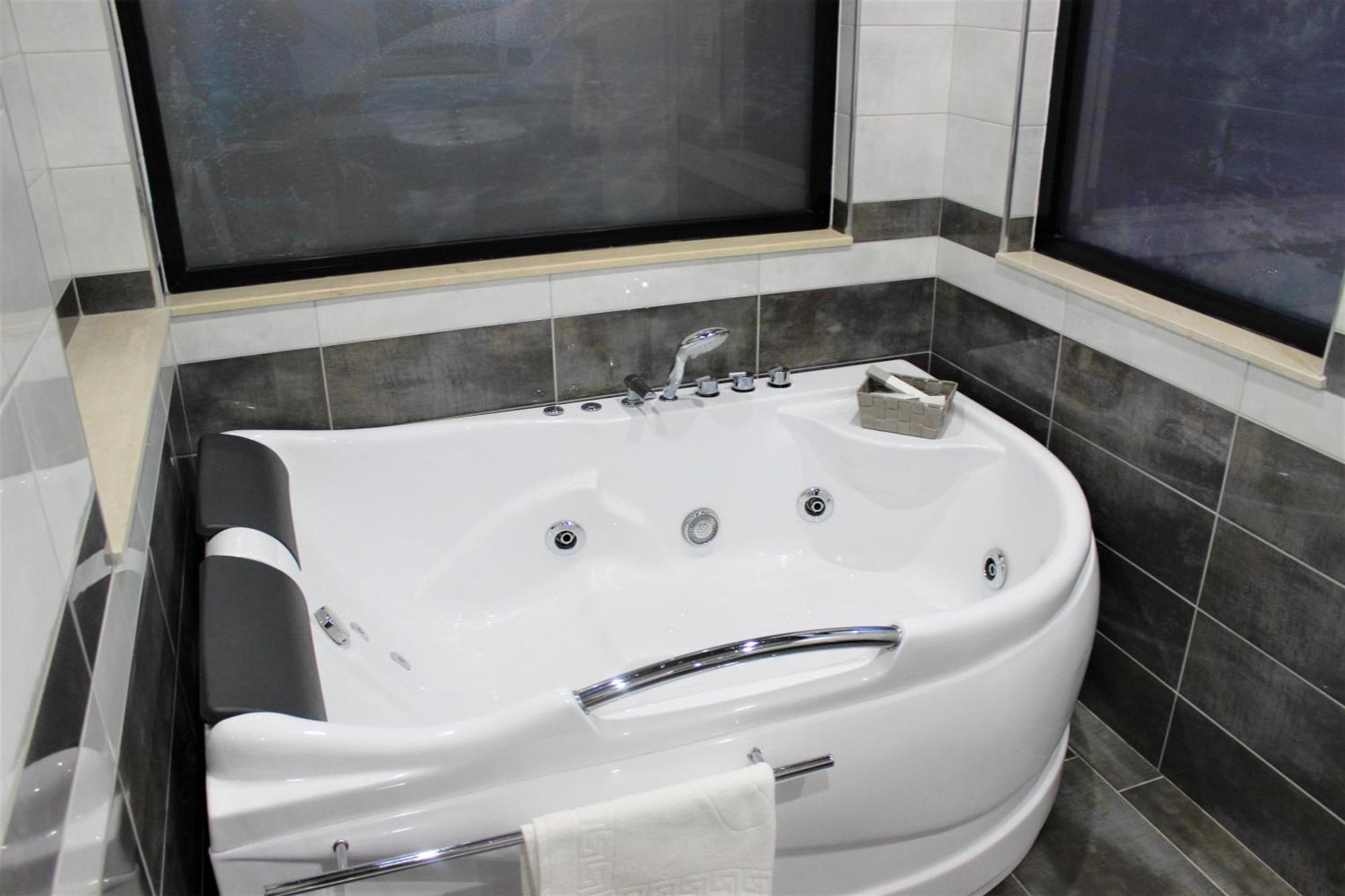 Luander Hotel Tiranë Bilik gambar