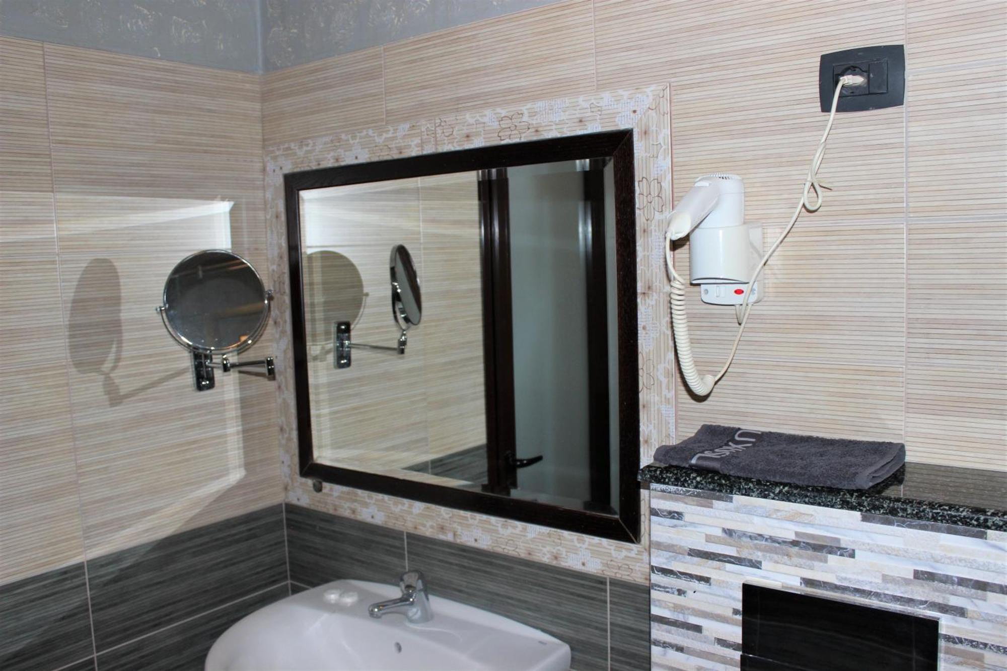 Luander Hotel Tiranë Bilik gambar